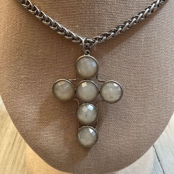 NWT Urban Outfitters Silver Chain Shiny Cross Pendant Statement Necklace - Picture 2 of 7
